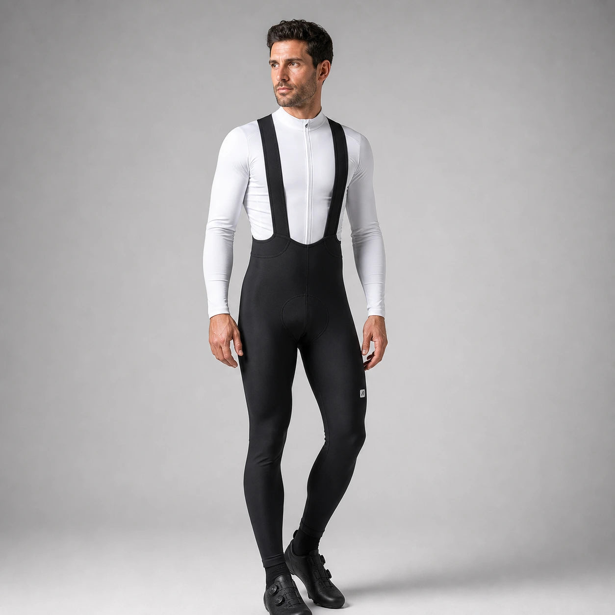 Ciclista hombre usando calza larga termica Prince Z044 Lameda en estudio con polera blanca